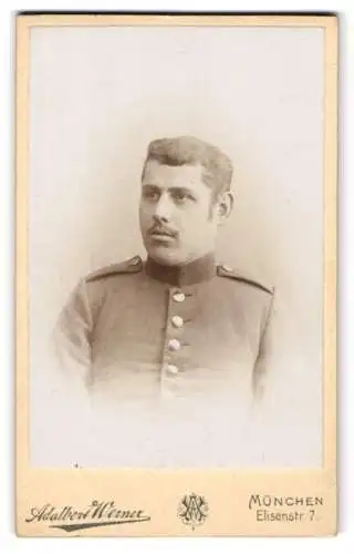 Fotografie Adalbert Werner, München, Elisenstr. 7, Porträt eines Soldaten in Uniform