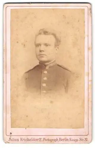 Fotografie Julius Kricheldorff, Berlin, Königs-Strasse 32, Portrait eines jungen Soldaten in Uniform