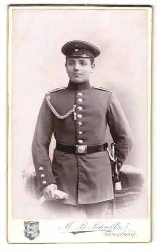 Fotografie M. B. Schultz, Flensburg, Nordhofenden 13, Porträt eines Soldaten in Uniform