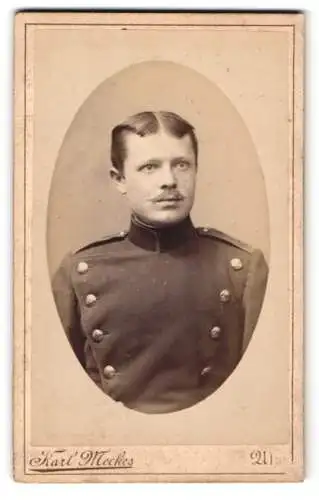 Fotografie Karl Meckes, Ulm, Glöcklerstrasse 11, Porträt eines Soldaten in Uniform