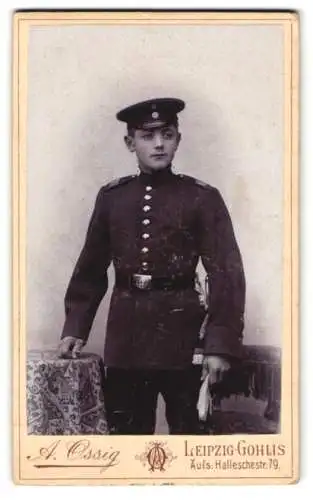 Fotografie A. Ossig, Leipzig-Gohlis, Halleschestr. 79, Porträt eines jungen Soldaten in Uniform