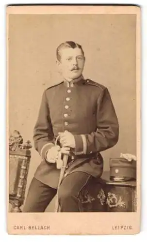 Fotografie Carl Bellach, Leipzig, Gellert-Strasse 4, Porträt eines Soldaten in Uniform