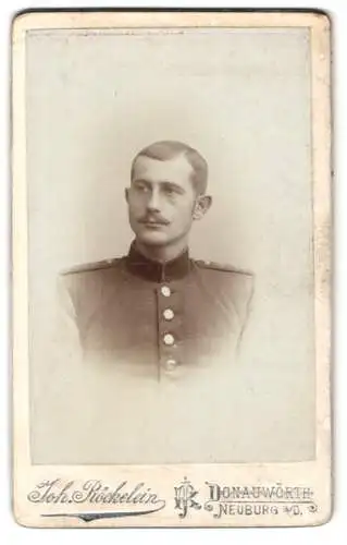 Fotografie Joh. Röckelein, Donauwörth, an der Promenade, Porträt eines Soldaten in Uniform