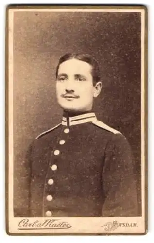 Fotografie Carl Maeter, Potsdam, Französische Strasse 8, Porträt eines Soldaten in Uniform