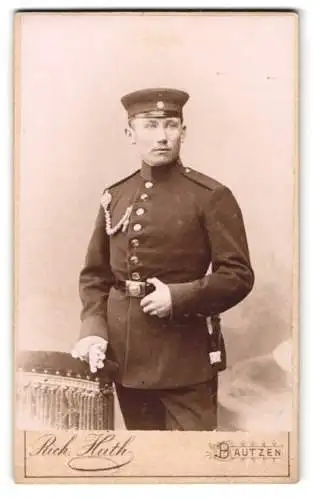 Fotografie Rich. Huth, Bautzen, Gickelsberg, Junger Soldat in Uniform