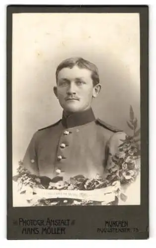 Fotografie Hans Möller, München, Augustenstr. 75, Porträt eines Soldaten in Uniform