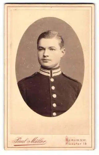 Fotografie Paul Müller, Berlin, Planufer 19, Portrait eines jungen Soldaten in Uniform.