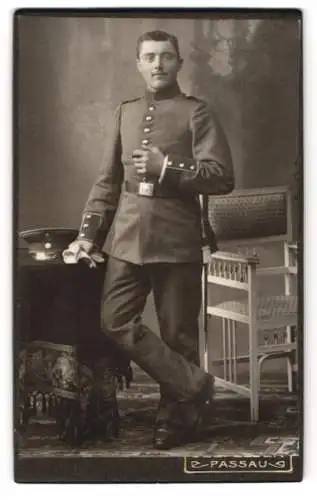 Fotografie Jos. Seefelder, Passau, Ludwigstrasse, Porträt eines Soldaten in Uniform