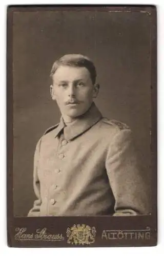 Fotografie Hans Strauss, Altötting, Neuöttingerstr. 37, Porträt eines Soldaten in Uniform