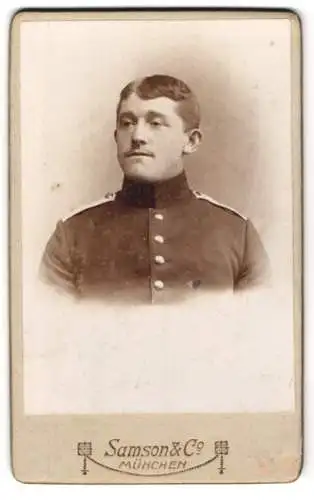 Fotografie Samson & Co, München, Neuhauserstr. 7, Porträt eines Soldaten in Uniform