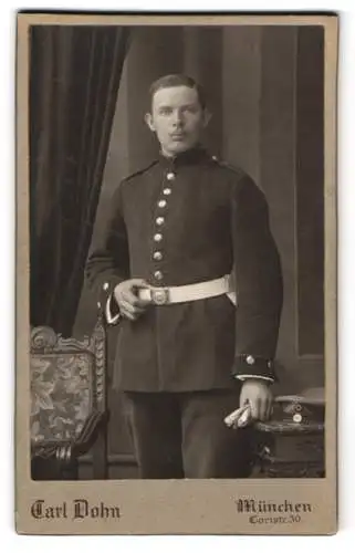 Fotografie Carl Dohn, München, Loristr. 30, Porträt eines Soldaten in Uniform