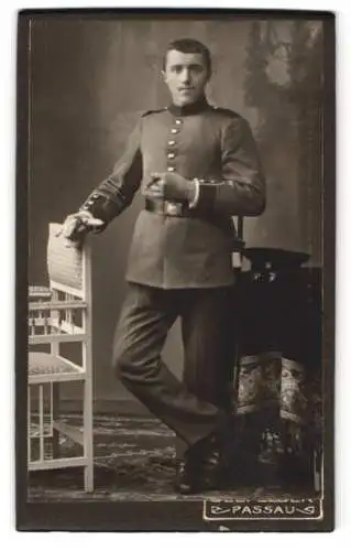 Fotografie Jos. Seefelder, Passau, Ludwigstrasse, Portrait eines eleganten jungen Soldaten in Uniform