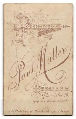 Fotografie Paul Müller, Berlin, Plan-Ufer 19, Ein Soldat in Uniform