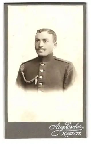 Fotografie Aug. Escher, Rastatt, Rossistrasse 4, Portrait eines jungen Soldaten in Uniform