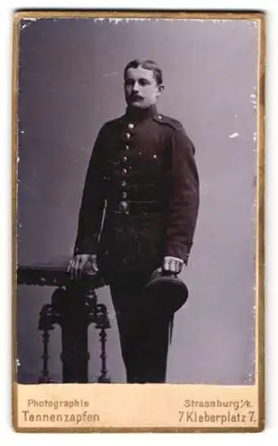 Fotografie Tannenzapfen, Strassburg i. E., Kleberplatz 7, Eleganter Soldat in Uniform