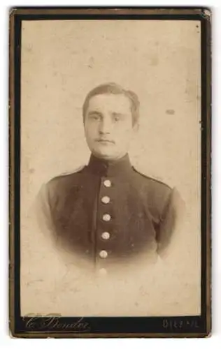 Fotografie C. Bender, Diez an der Lahn, Bahnhofstrasse 6a, Porträt eines Soldaten in Uniform