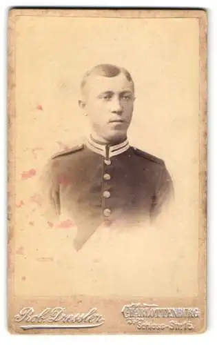 Fotografie Rob. Dressler, Charlottenburg, Schloss-Str. 15, Portrait eines jungen Soldaten in Uniform