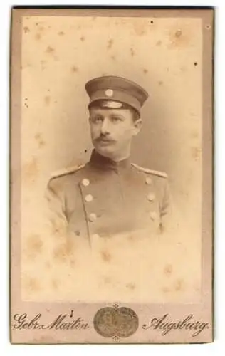 Fotografie Gebr. Martin, Augsburg, Porträt eines Soldaten in Uniform