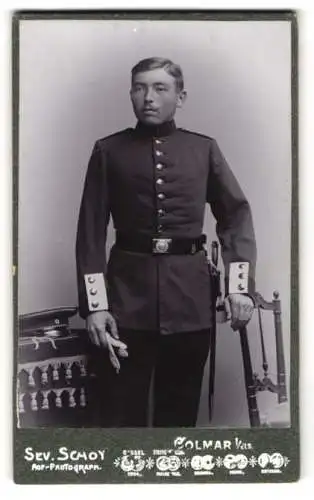 Fotografie Severin Schoy, Colmar i. Elsass, Stanislaus-Strasse 4, Porträt eines Soldaten in Uniform