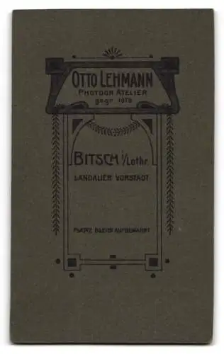 Fotografie Otto Lehmann, Bitsch i. Lothr., Soldat in Uniform neben Tisch und Stuhl