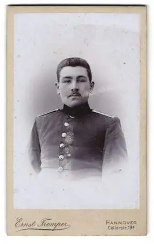 Fotografie Ernst Tremper, Hannover, Cellerstr. 19a, Porträt eines Soldaten in Uniform