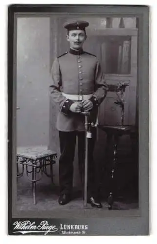 Fotografie Wilhelm Riege, Lüneburg, Stiftmarkt 16, Soldat in Uniform mit Säbel