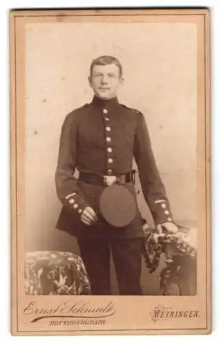 Fotografie Ernst Schmidt, Meiningen, Halbe Stadt-Str. 15, Portrait eines Soldaten in Uniform