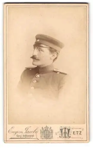 Fotografie Eugen Jacobi, Metz, Uniformierter Soldat mit Brille und Schnurrbart