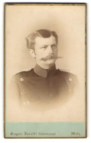 Fotografie Eugen Jacobi, Metz, Uniformierter Soldat mit Schnurrbart