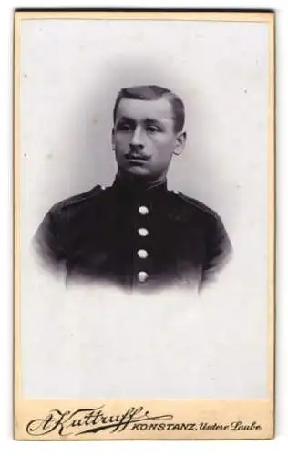 Fotografie A. Kuttruff, Konstanz, Untere Laube 11, Portrait eines jungen Soldaten in Uniform