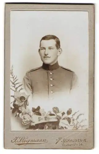 Fotografie J. Stegmann, Mülhausen i. E., Vaubanstr. 94, Porträt eines jungen Soldaten in Uniform