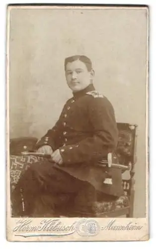 Fotografie Herrn Klebusch, Mannheim, Porträt eines Soldaten in Uniform