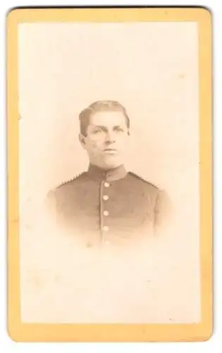 Fotografie J. G. Gattineau & Sohn, Coburg, Portrait eines Soldaten in Uniform