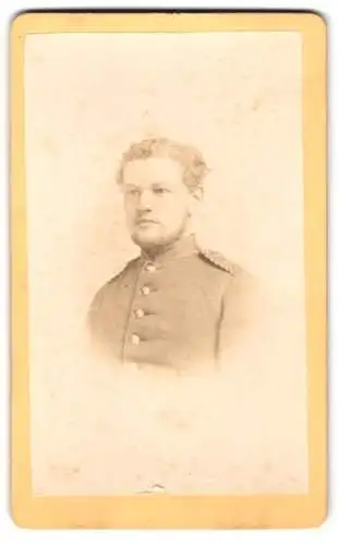 Fotografie J. G. Gattineau & Sohn, Coburg, Portrait eines Soldaten in Uniform