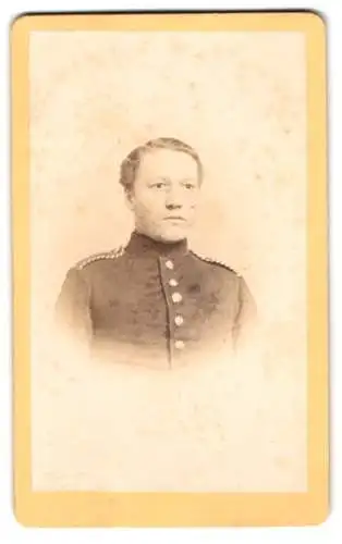 Fotografie J.G. Gattineau & Sohn, Coburg, Portrait eines jungen Soldaten in Uniform