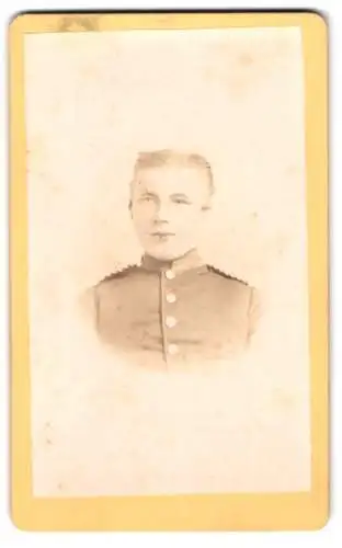 Fotografie J.G. Gattineau & Sohn, Coburg, Ein junger Soldat in Uniform