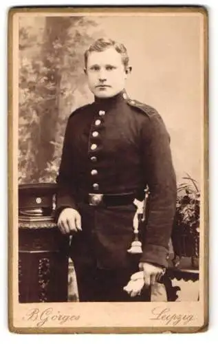 Fotografie B. Görges, Leipzig, Töpferplatz, Ein Soldat in Uniform