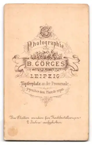 Fotografie B. Görges, Leipzig, Töpferplatz, Ein Soldat in Uniform