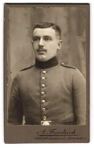 Fotografie A. Friedrich, München, Goethestr. 6, Porträt eines Soldaten in Uniform