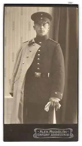 Fotografie Alex Rudolph, Erfurt, Johannesstr. 116, Porträt eines jungen Soldaten in Uniform und Mantel