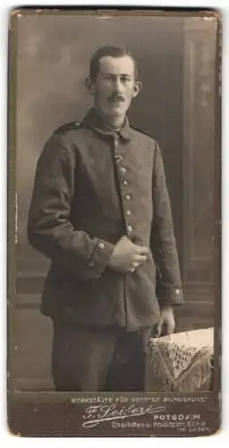 Fotografie H. Seifert, Potsdam, Charlottenstrasse, Porträt eines jungen Soldaten in Uniform