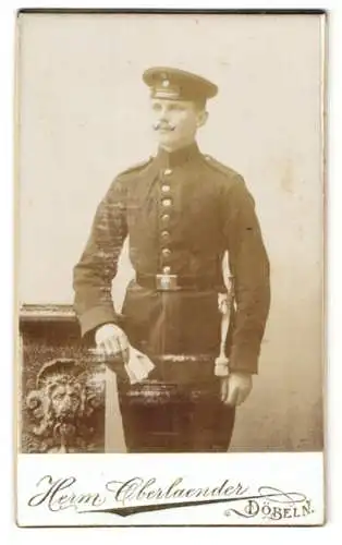 Fotografie Herm. Oberlaender, Döbeln, Albertstrasse, Porträt eines Soldaten in Uniform