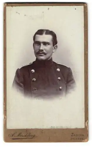 Fotografie A. Merckling, Zabern, Porträt eines Soldaten in Uniform