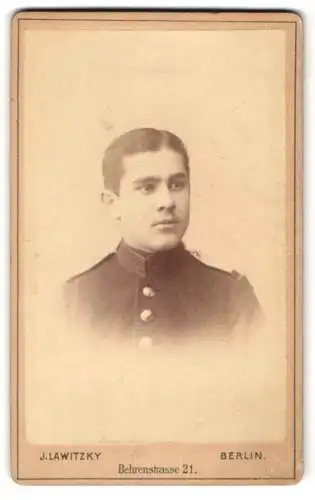 Fotografie J. Lawitzky, Berlin, Behrenstrasse 21, Porträt eines jungen Soldaten in Uniform