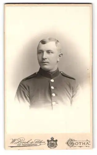 Fotografie W. Zink & Sohn, Gotha, Auguststrasse Nr. 7, Porträt eines jungen Soldaten in Uniform