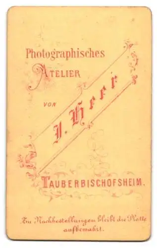 Fotografie J. Herr, Tauberbischofsheim, Kleines Mädchen auf einem Tisch sitzend