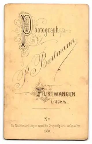 Fotografie P. Bartmann, Furtwangen i. Schw., Ein Kind neben einem Stuhl