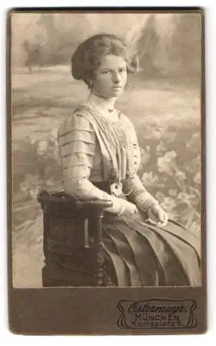 Fotografie Ostermayr, München, Karlsplatz 6, Dame in einem eleganten Kleid auf einem Stuhl sitzend