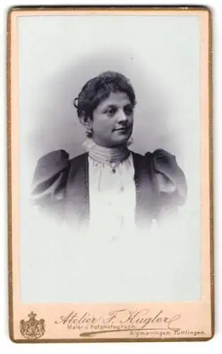 Fotografie F. Kugler, Sigmaringen, Krauchenwieserstr., Porträt einer jungen Frau in eleganter Kleidung