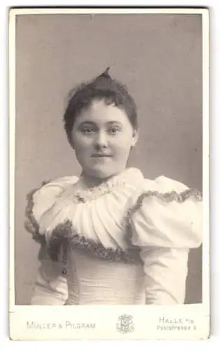 Fotografie Müller & Pilgram, Halle a. S., Poststrasse 9, Porträt einer jungen Frau in elegantem Kleid